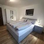 Fuzzy بيت للعطل